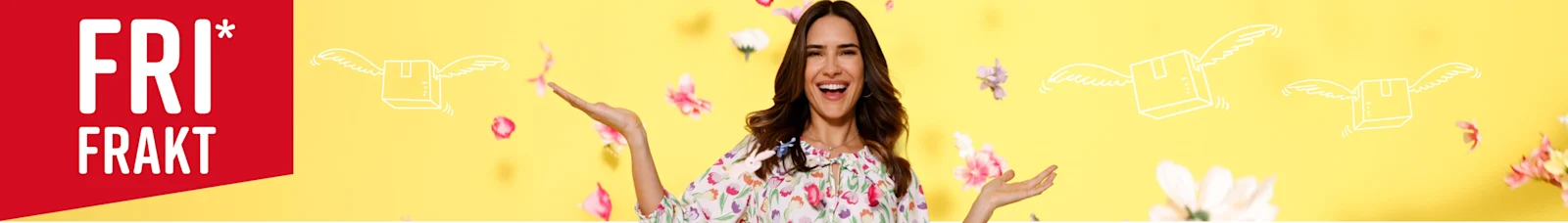 En modell i blommig blus håller båda händerna åt sidorna framför en gul bakgrund. Färgglada blomblad och små vita paket med vingar svävar runt henne. Text i bilden: 'Fri FRAKT'.