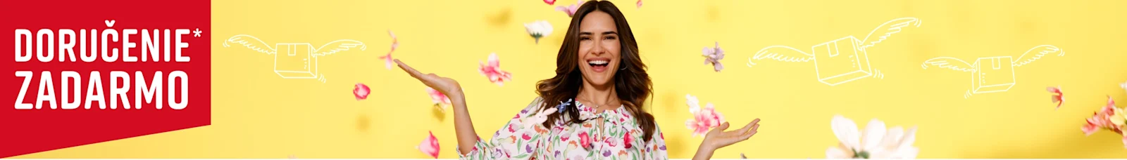 Model v kvetovanej blúzke drží obe ruky do strán na žltom pozadí. Farebné okvetné lístky a malé biele balíky s krídlami okolo nej lietajú. Text na obrázku: 'Doručenie zadarmo'.