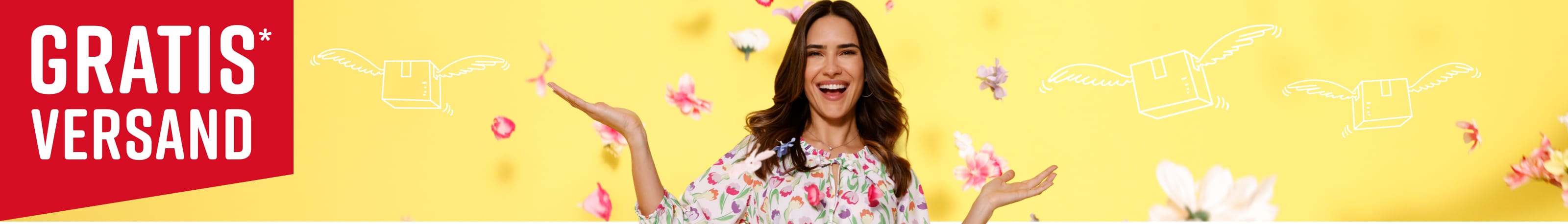 Ein Model in geblümter Bluse hält beide Hände seitlich vor gelbem Hintergrund. Bunte Blütenblätter und kleine weiße Pakete mit Flügeln schweben um sie. Text im Bild: 'GRATIS VERSAND'.