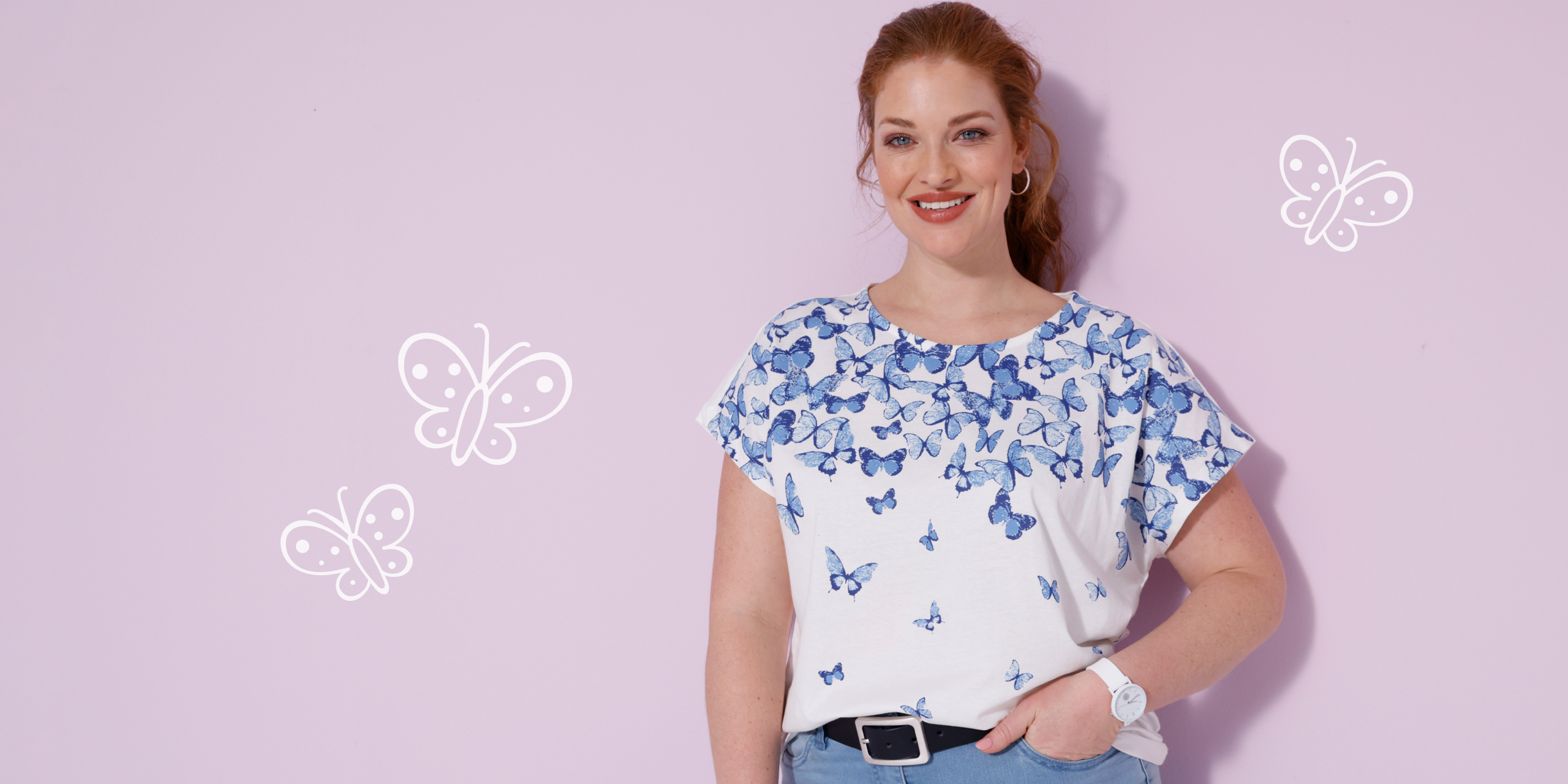 Model má na sebe biele tričko s modrým motýľovým vzorom, svetlomodré nohavice a biele hodinky.