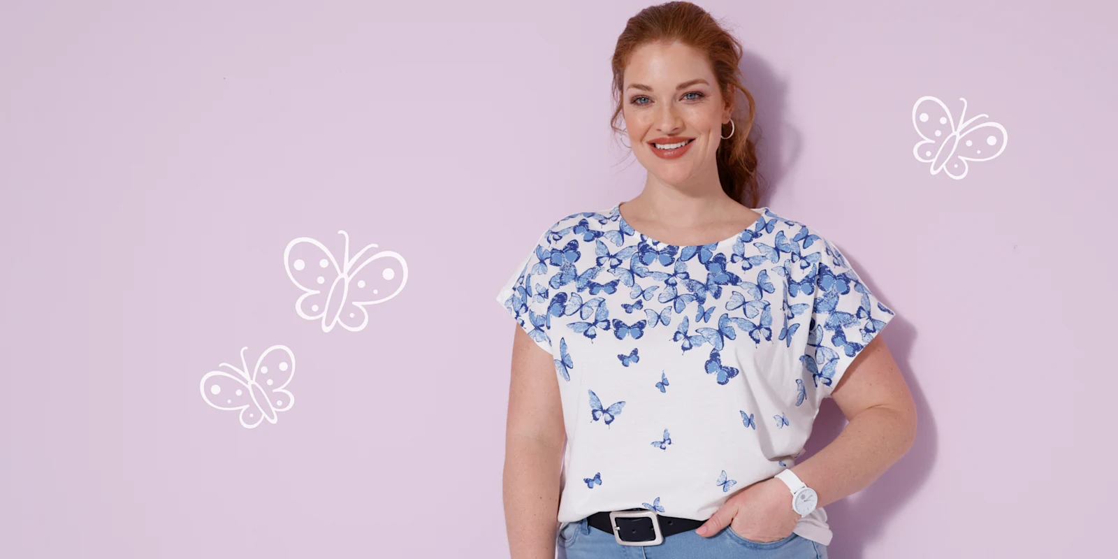Model má na sebe biele tričko s modrým motýľovým vzorom, svetlomodré nohavice a biele hodinky.