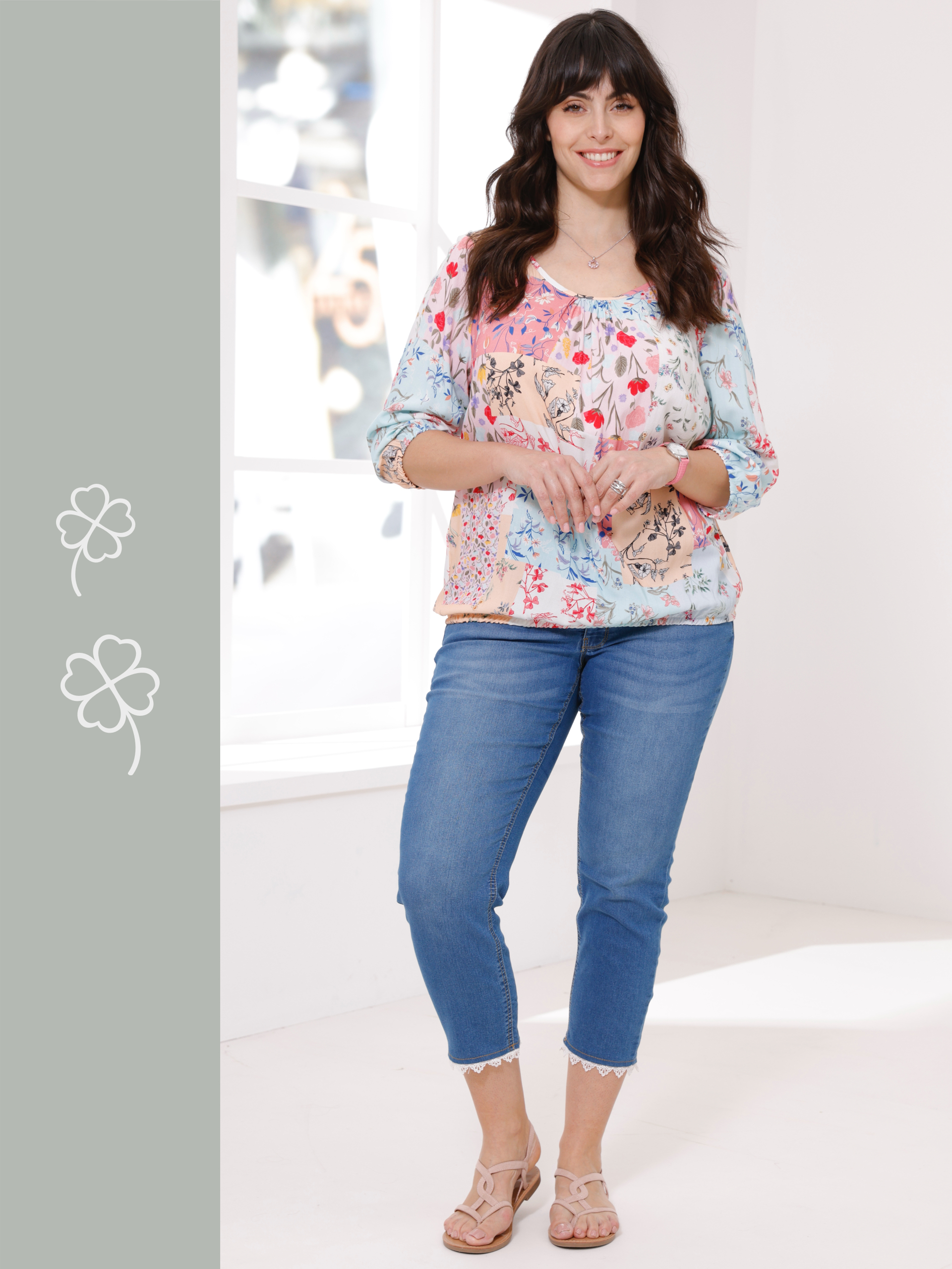 Frau mit bunt gemustertem Shirt und Dreiviertel-Jeans