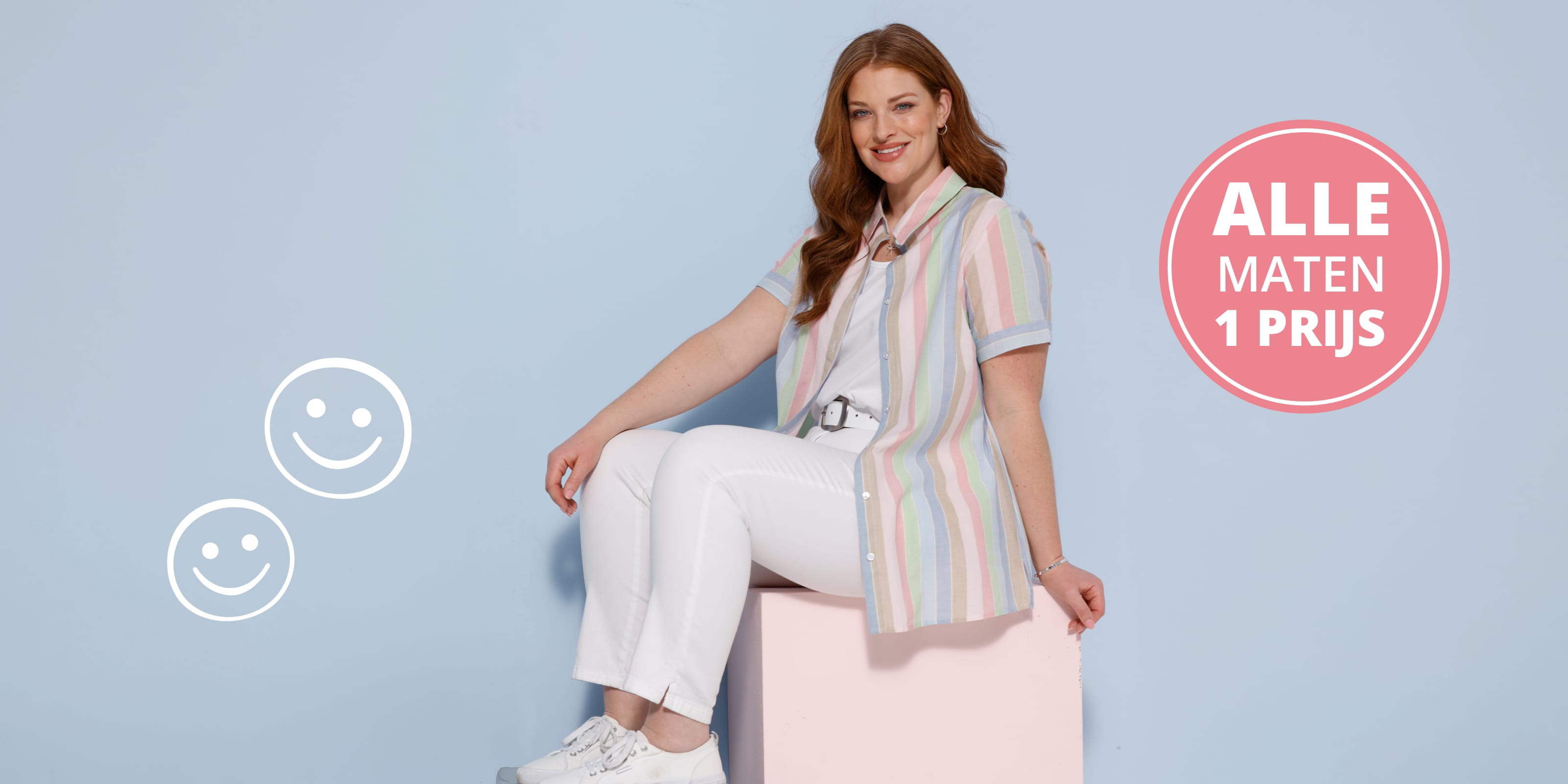 Een model met lang haar draagt een pastelgestreept blouse en witte broek, zit op een roze kubus voor een lichtblauwe achtergrond. Opschrift Alle maten één prijs.
