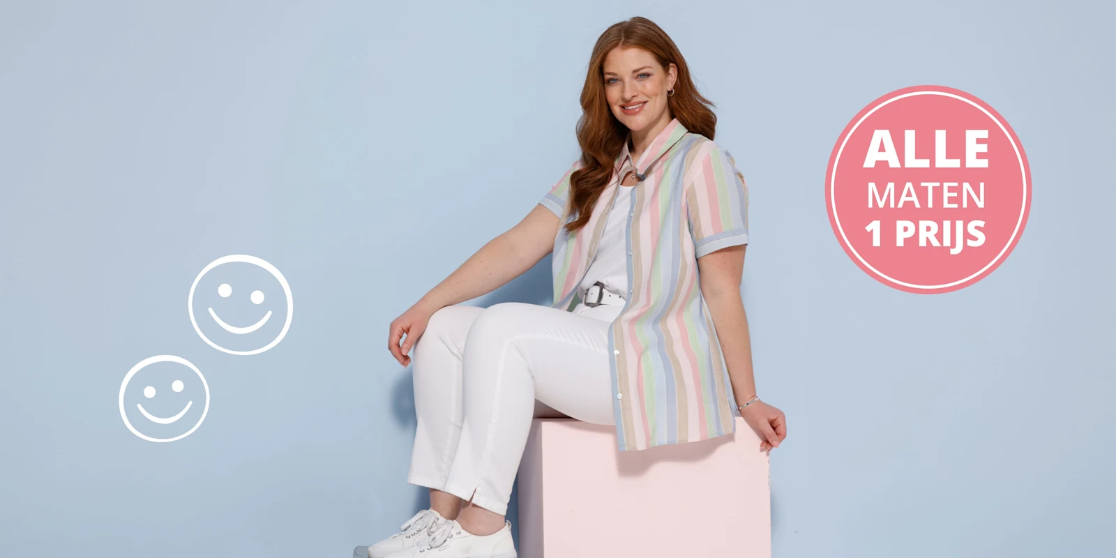 Een model met lang haar draagt een pastelgestreept blouse en witte broek, zit op een roze kubus voor een lichtblauwe achtergrond. Opschrift Alle maten één prijs.