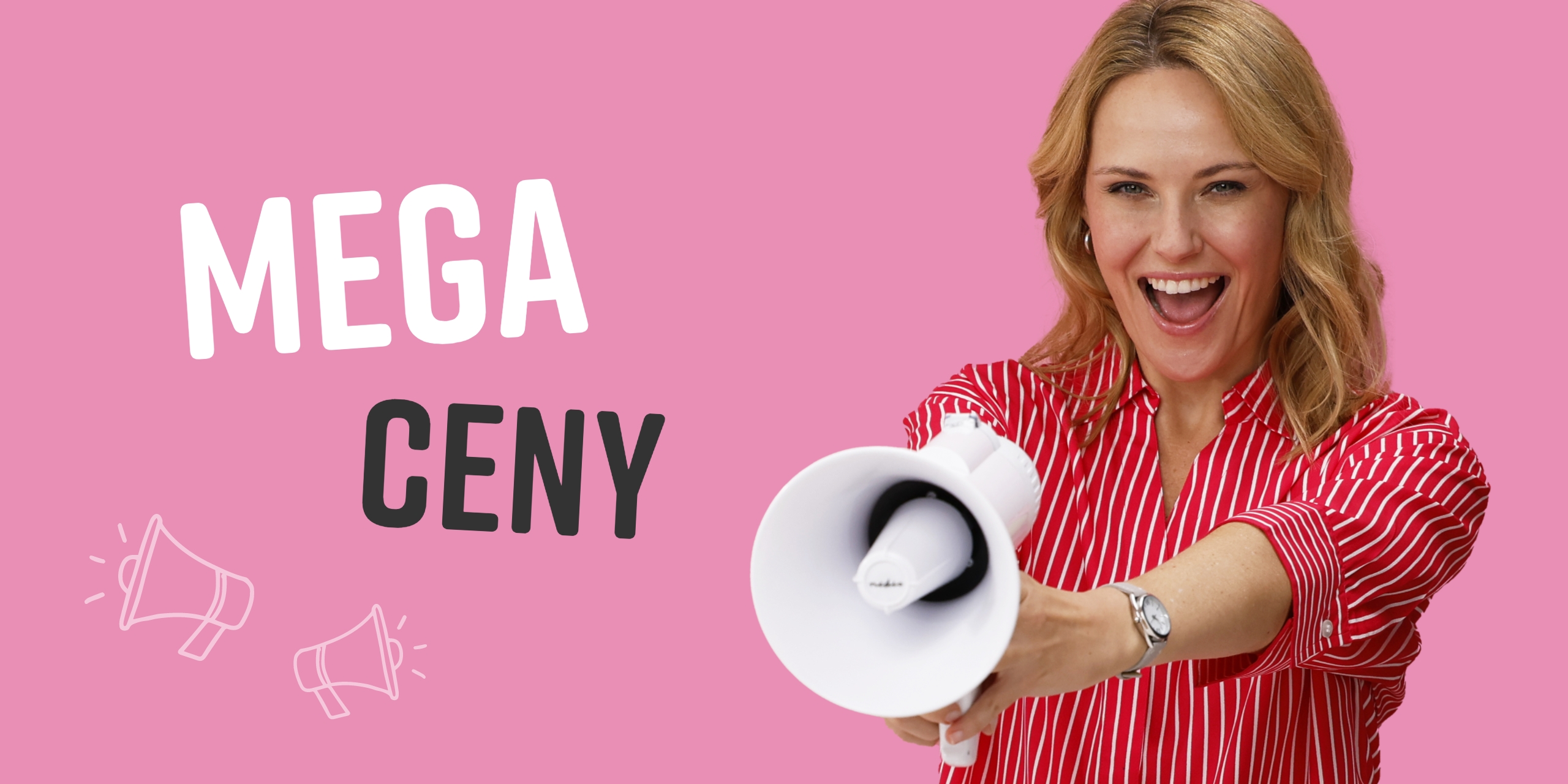 Model v červené košili s bílými pruhy drží před sebou bílé megafon a stojí před růžovým pozadím. Text: MEGA CENY.