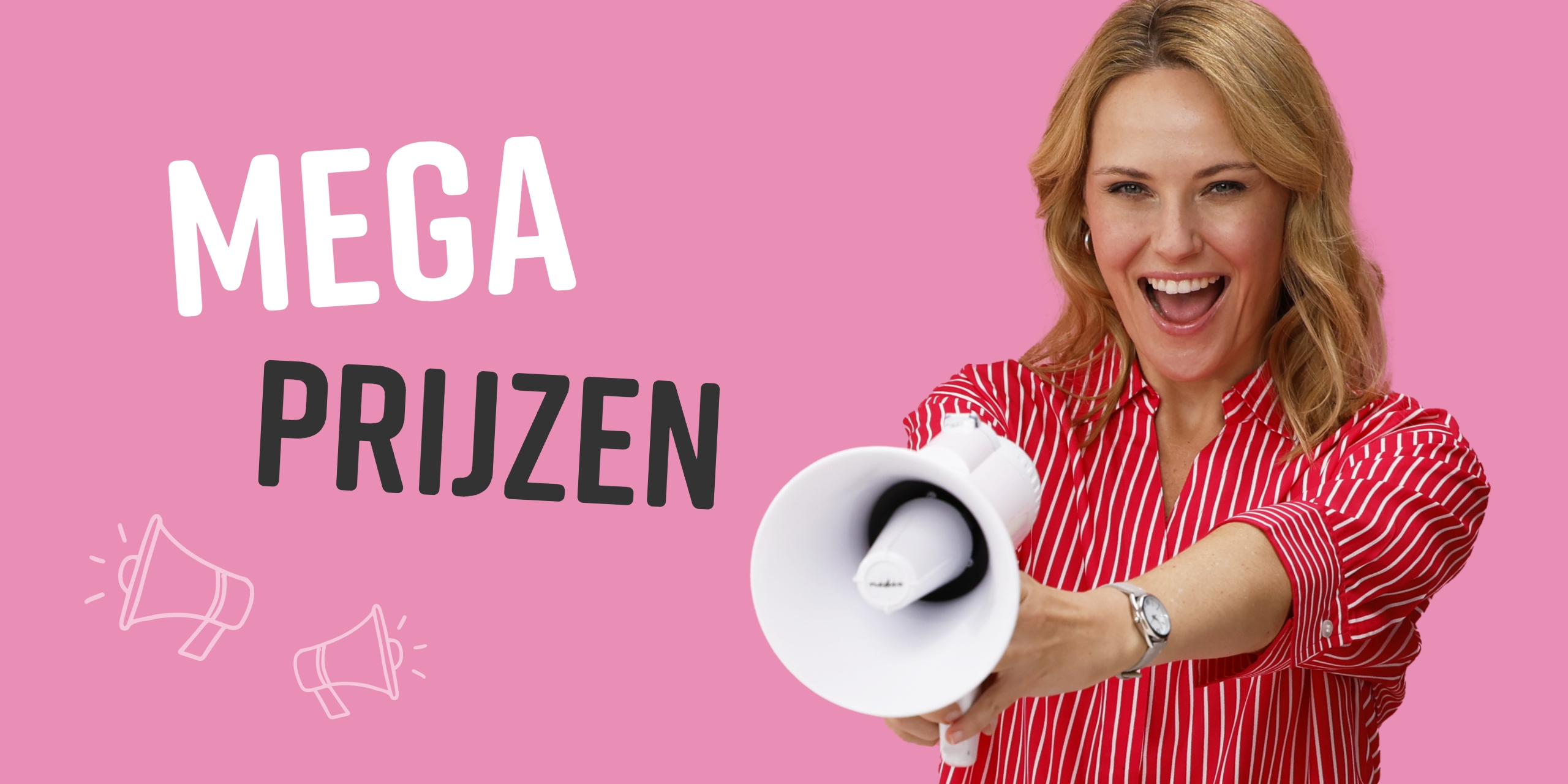 Een model met een rood-wit gestreept overhemd houdt een witte megafoon voor zich en staat voor een roze achtergrond. Tekst: MEGA PRIJZEN.