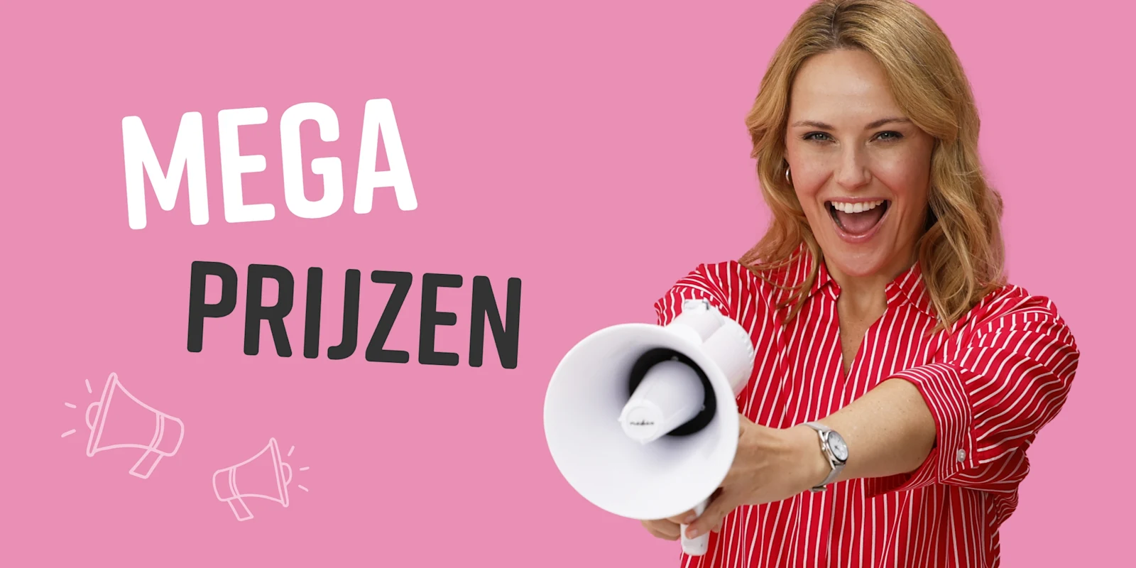 Een model met een rood-wit gestreept overhemd houdt een witte megafoon voor zich en staat voor een roze achtergrond. Tekst: MEGA PRIJZEN.