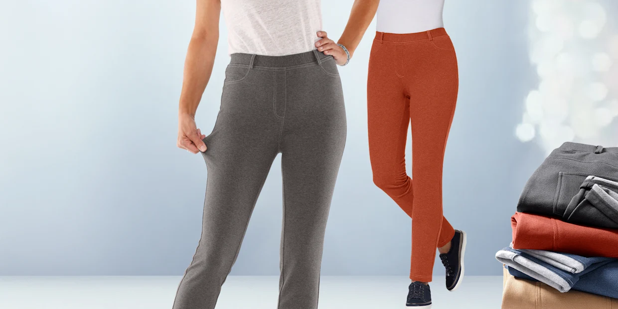 Model má na sebe sivé elastické priliehavé nohavice.