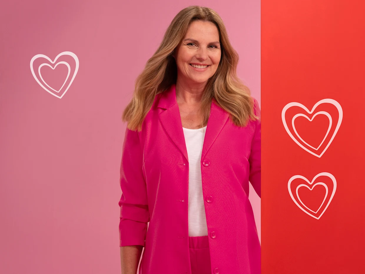 Frau mit pinkem Blazer