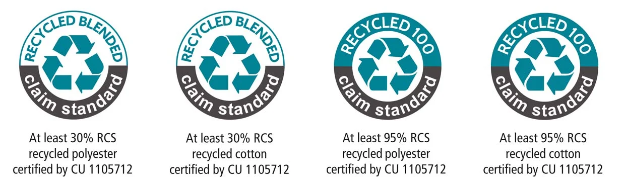 Vier Nachhaltigkeitssiegel mit Recycling-Symbol, jeweils für RCS-zertifiziertes recyceltes Polyester und Baumwolle mit Angaben zu Recyclinganteilen (30% oder 95%). Vier Nachhaltigkeitssiegel mit Recycling-Symbol, jeweils für RCS-zertifiziertes recyceltes Polyester und Baumwolle mit Angaben zu Recyclinganteilen (30% oder 95%).