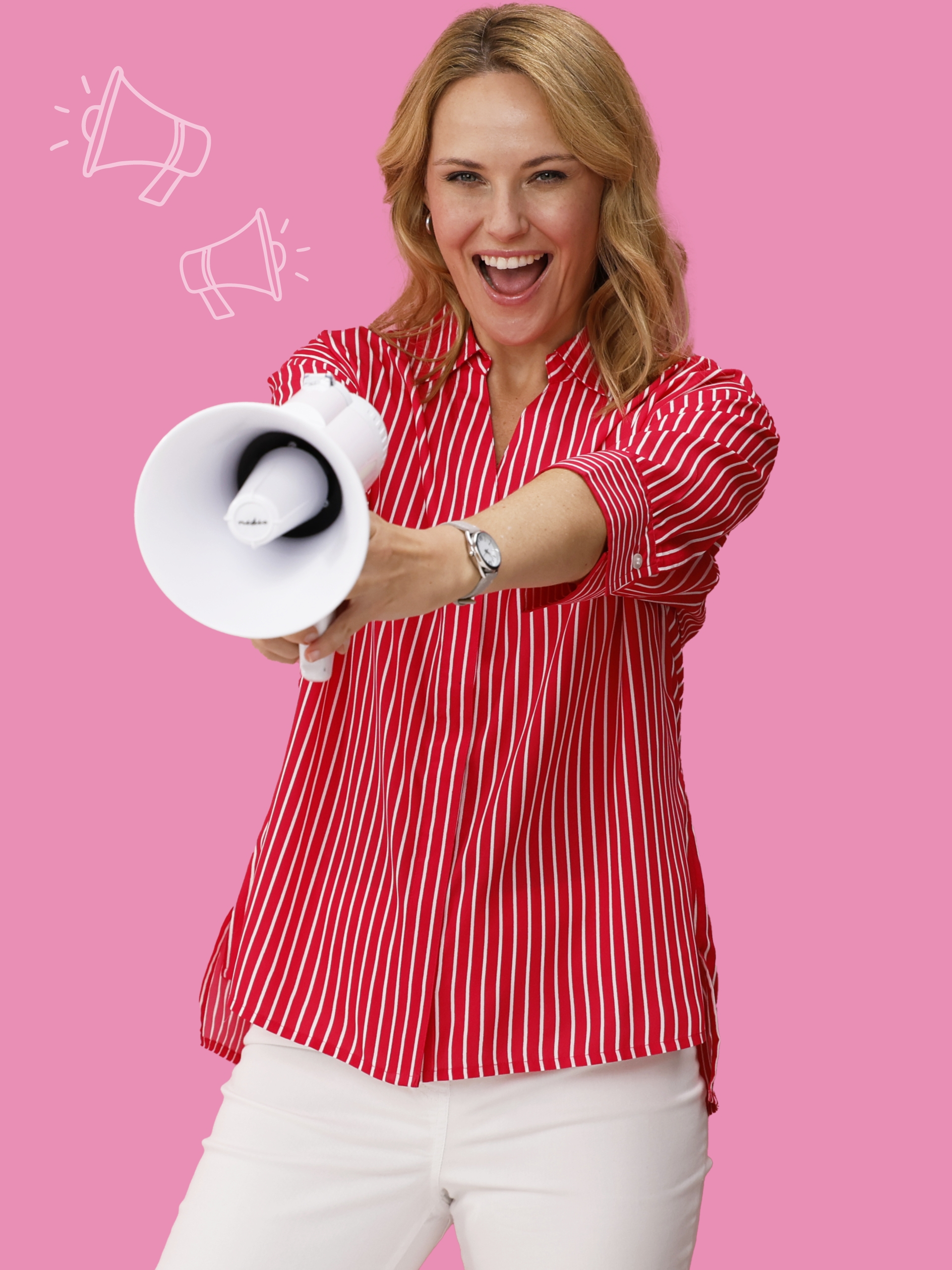 Model v červeno-bielej pruhovanej košeli drží pred sebou biely megafón a stojí pred ružovým pozadím. Text: MEGA CENY.
