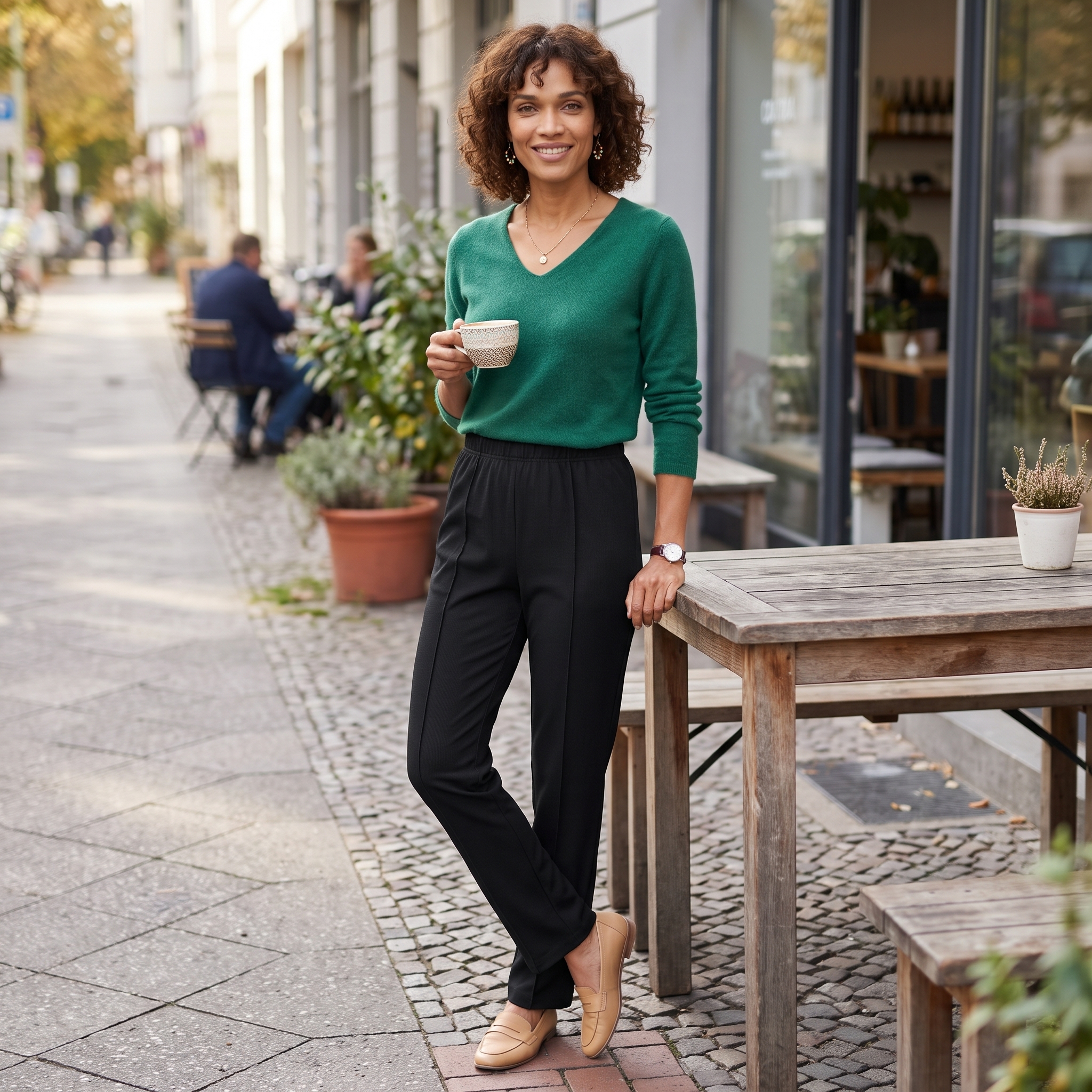 Biesenhose mit flachen Schnürschuhen und Strickjacke im Alltag