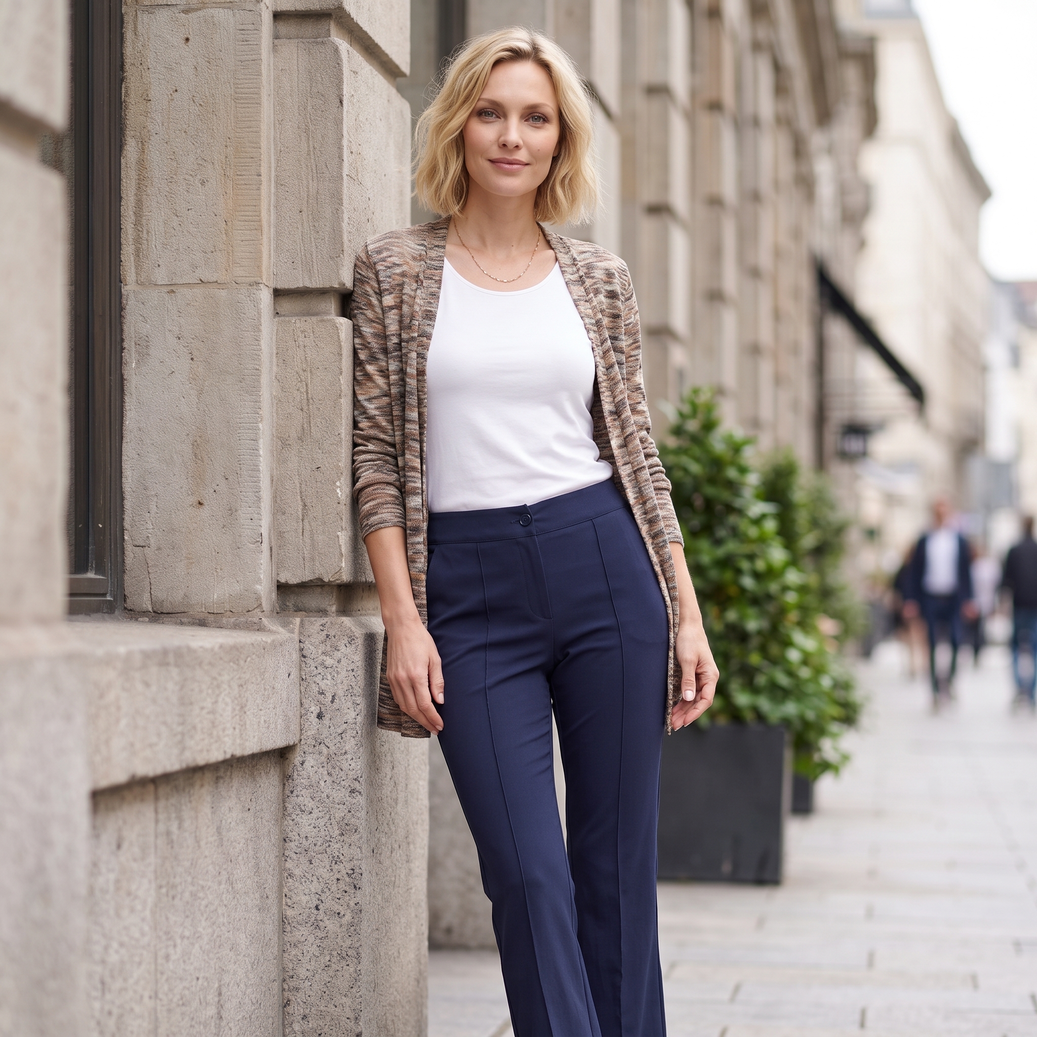 Biesenhose mit knöchelhohen Stiefeletten und schlichtem Oberteil