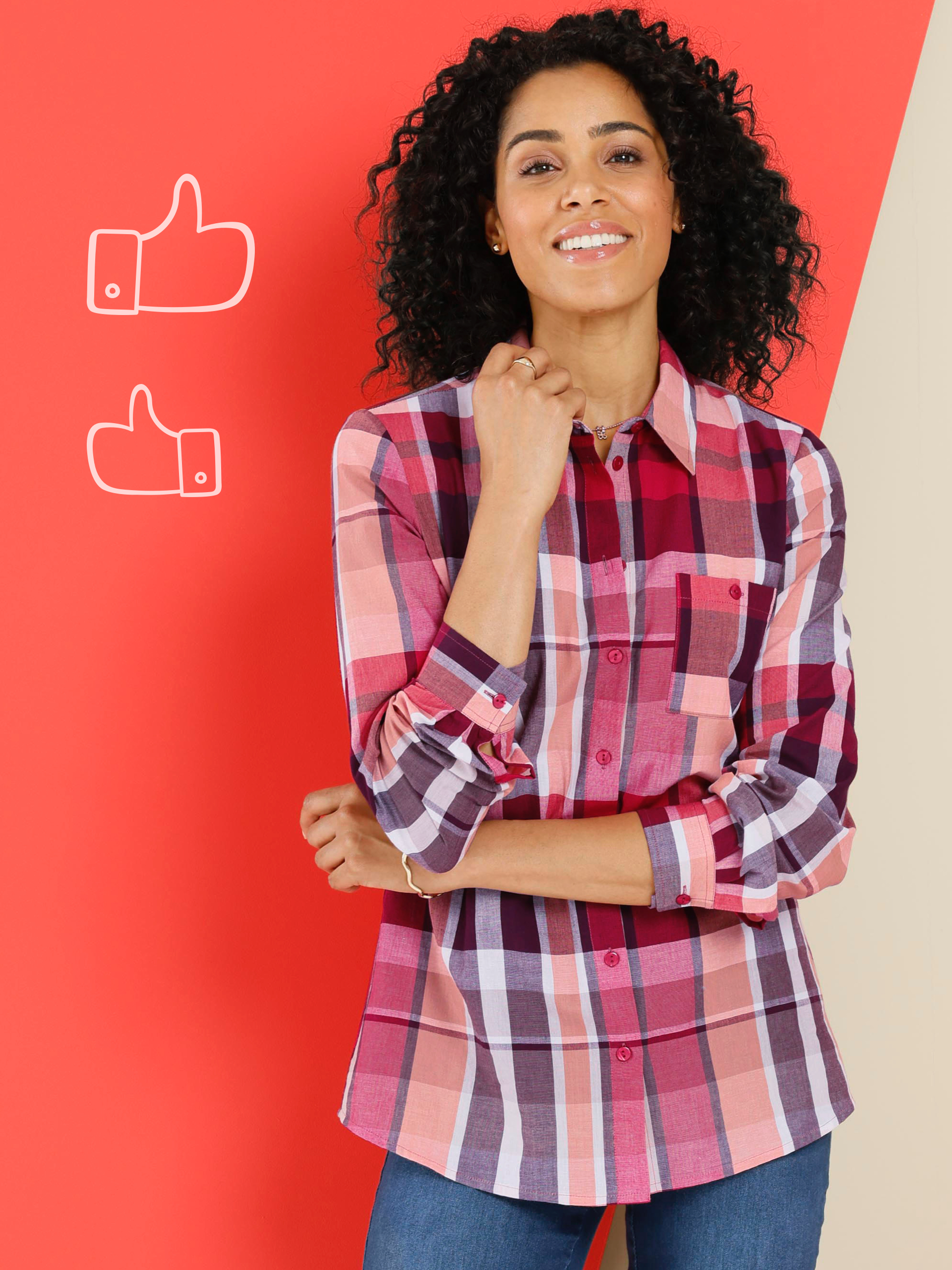 En modell bär en rutigt skjorta i röd- och rosatoner.