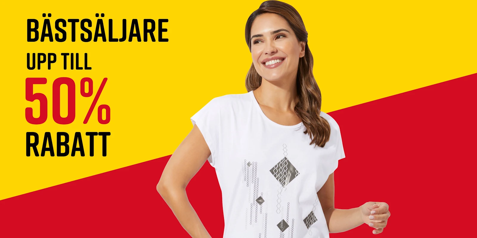 Text i bilden: Bästsäljare Upp till 50% Rabatt. Ett modell bär en vit t-shirt med geometriskt mönster mot en gul-röd bakgrund.