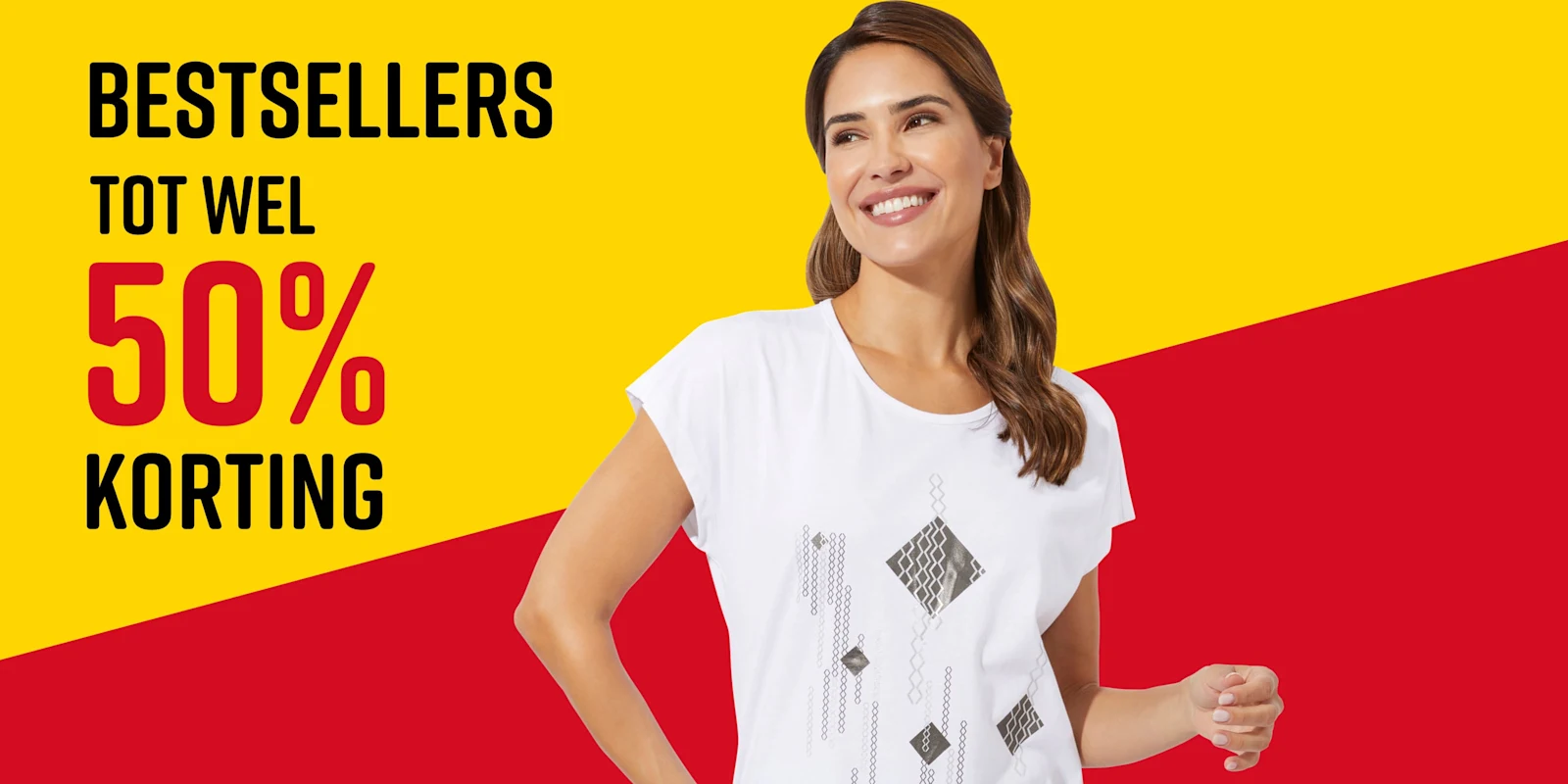 Tekst in de afbeelding: Bestsellers Tot wel 50% korting. Een model draagt een wit T-shirt met geometrisch patroon voor een geel-rode achtergrond.