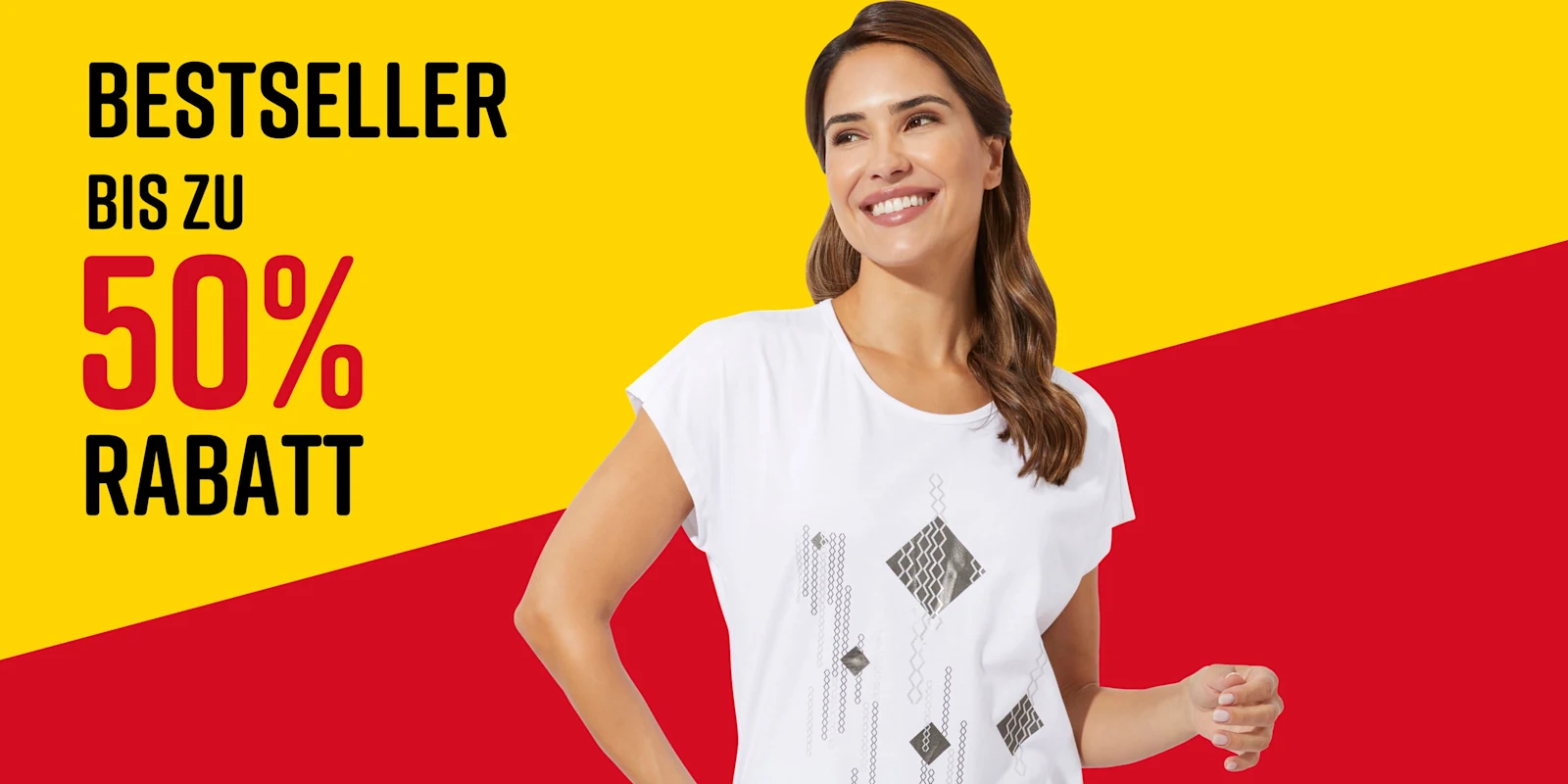 Text im Bild: Bestseller Bis zu 50% Rabatt. Ein Model trägt ein weißes T-Shirt mit geometrischem Muster vor gelb-rotem Hintergrund.