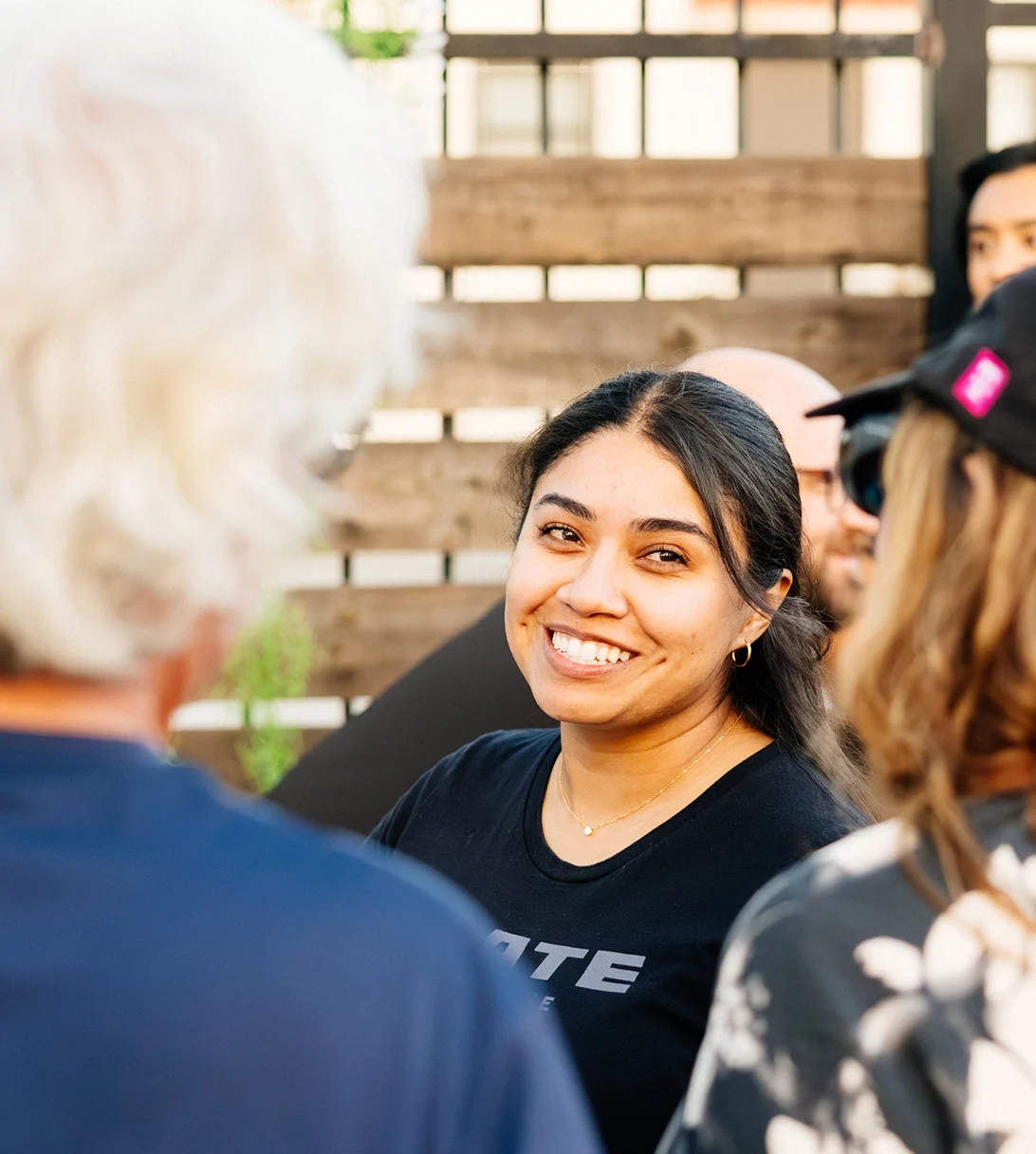 Mujer sonriente con una camiseta Slate