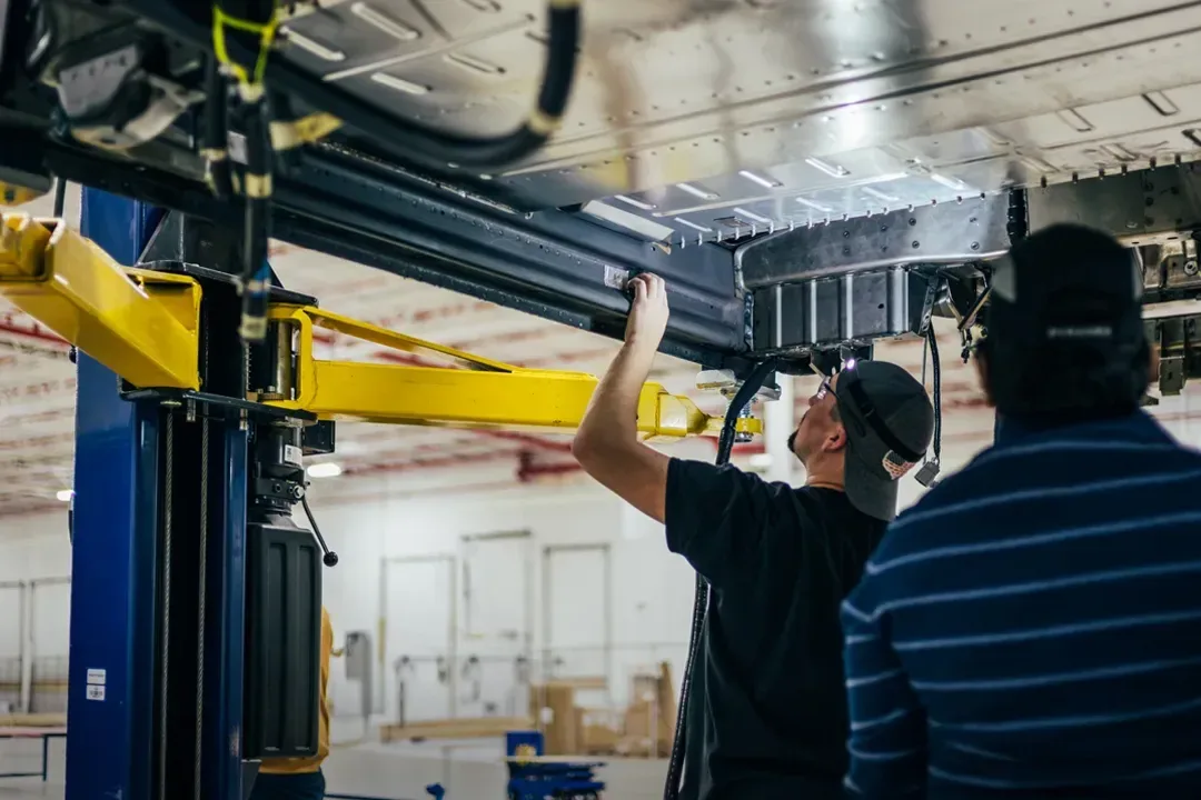 Personas trabajando en la pizarra
