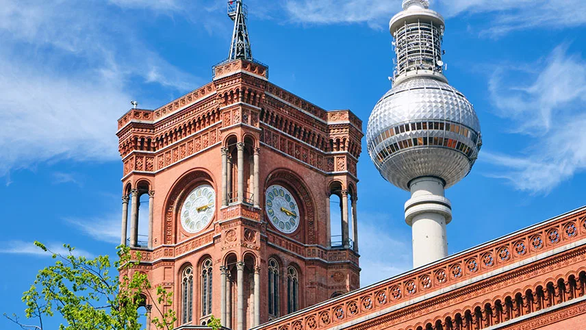 Närbild av TV-tornet i Berlin mot en klarblå sommarhimmel.