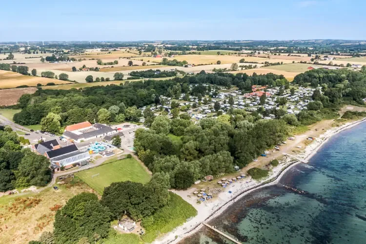 Översiktsbild tagen från luften av Hasmark Strands campingplats på Fyn.