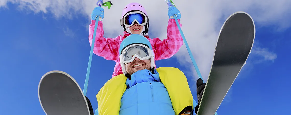 Familie på endags skitur hos Mullsjö Alpin