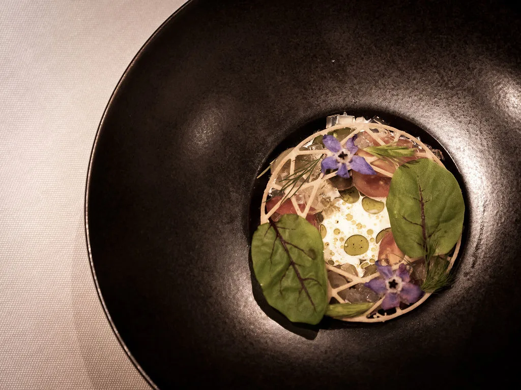 En tallerken med mad på The Lodges restaurant.