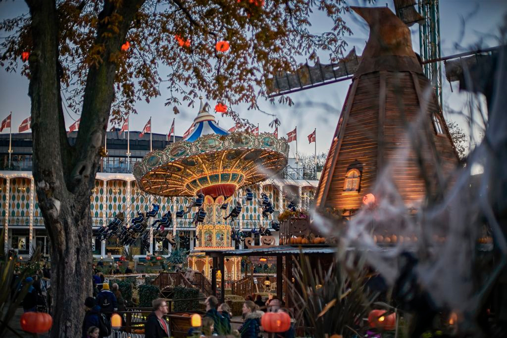 Svingkarusellen på hösten på Tivoli i Köpenhamn.