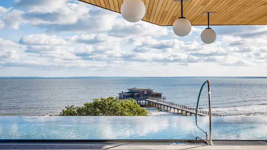 Hotel Skansens rooftop infinity pool med den smukkeste udsigt over havet.