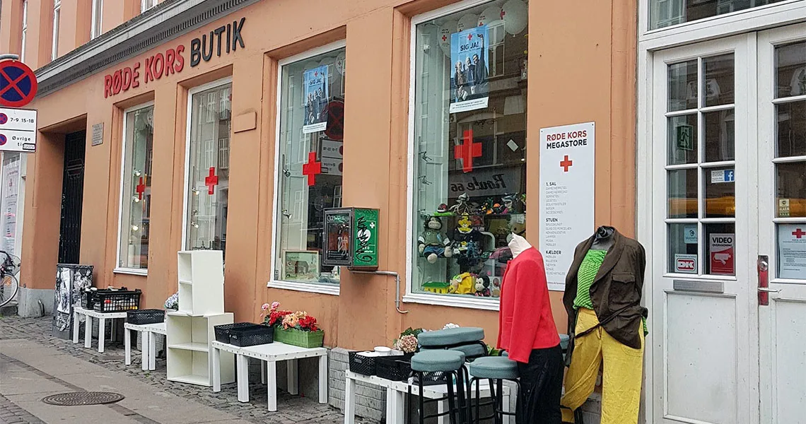Utanför second hand-butiken Det Røde Kors i Köpenhamn.