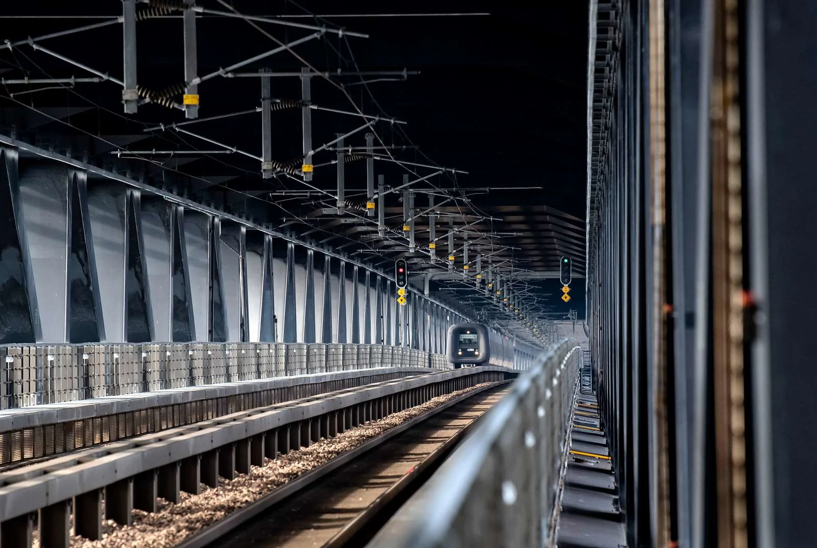 A train crossing the railroad on the Øresund Bridge