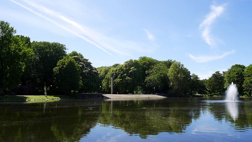 Dammen med en springvand i slottsparken i Malmö.