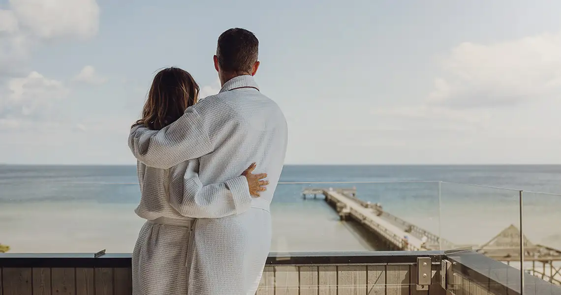 Par kigger ud over havet ved Åhus Seaside.