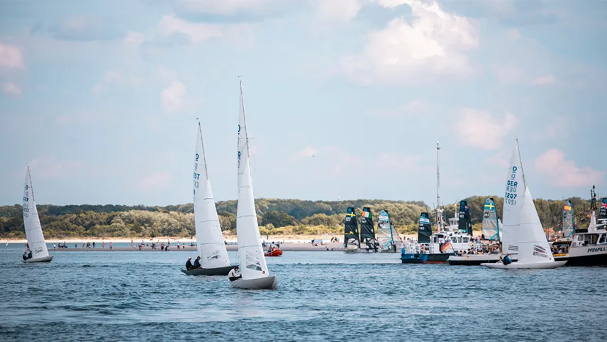 Segelbåtar som deltar i regattan Travemünder Woche.