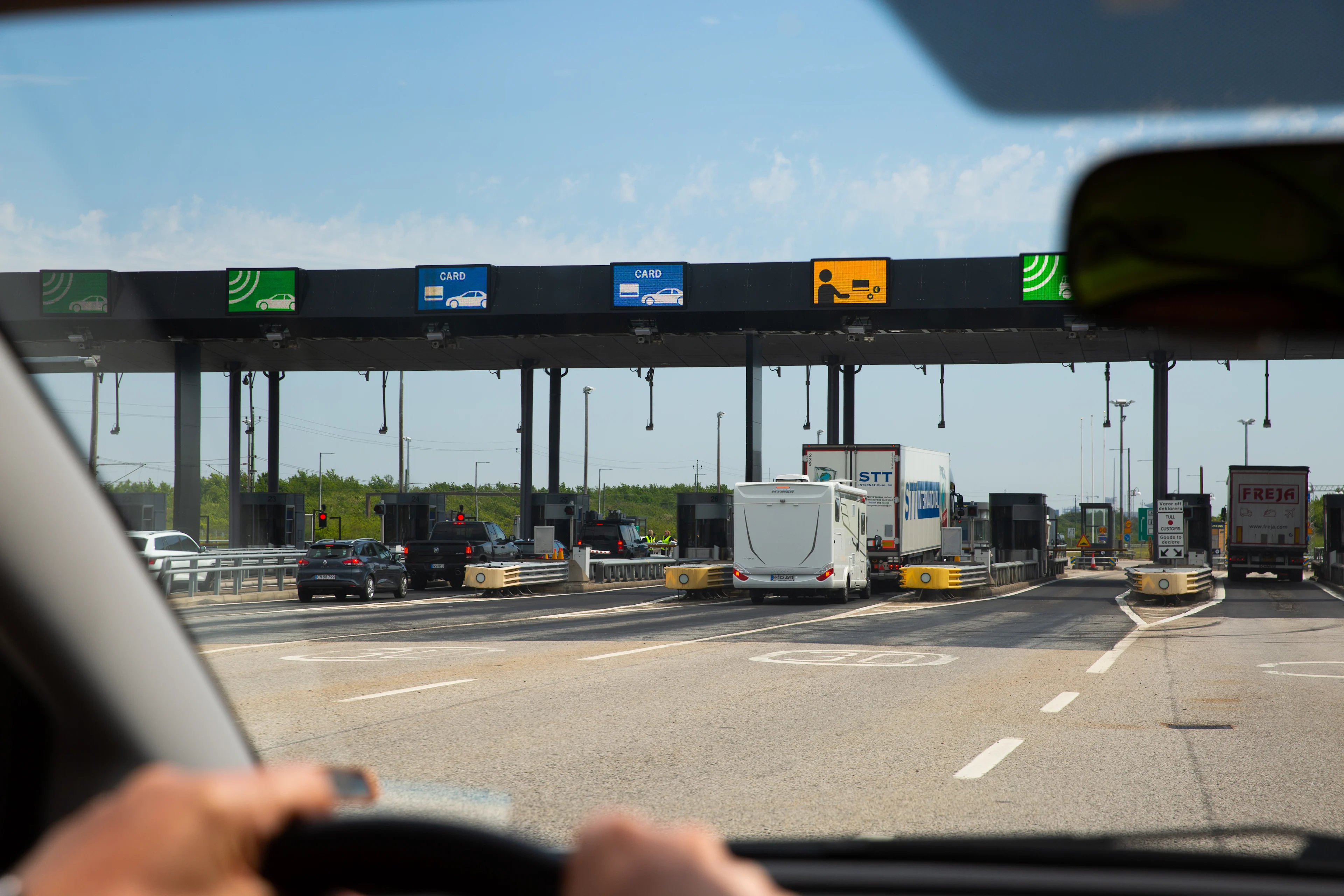 Personbil kör mot Öresundsbrons betalstation.