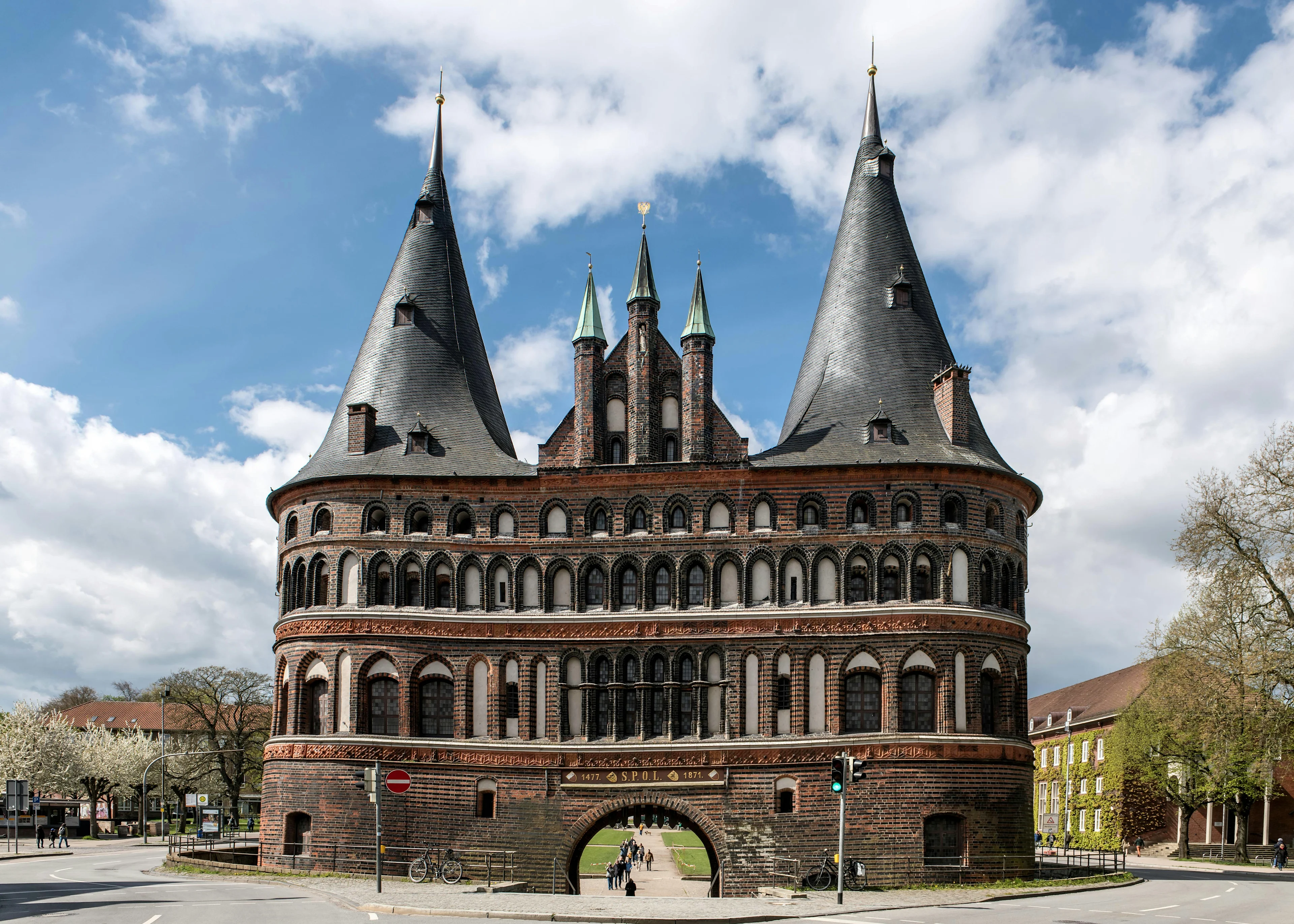 Den berömda stadsporten Holstentor i Lübeck.