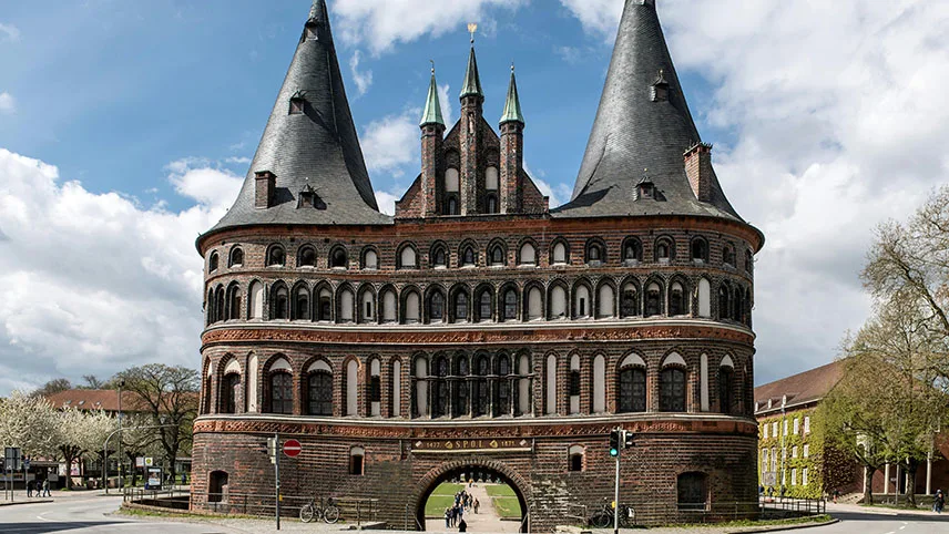 Den berömda stadsporten Holstentor i Lübeck.