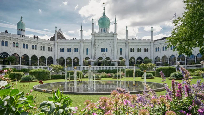 Hotel Nimb med den pampiga byggnaden och fontän i förgrunden.