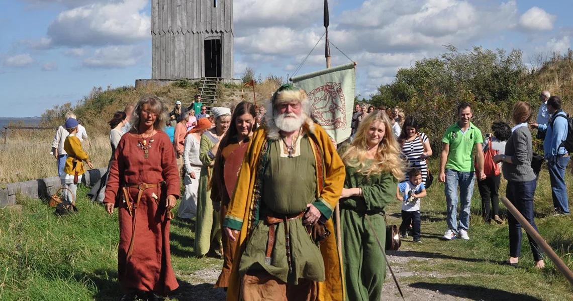 Folk klædt ud som vikinger på Fotevikens vikingemuseum.