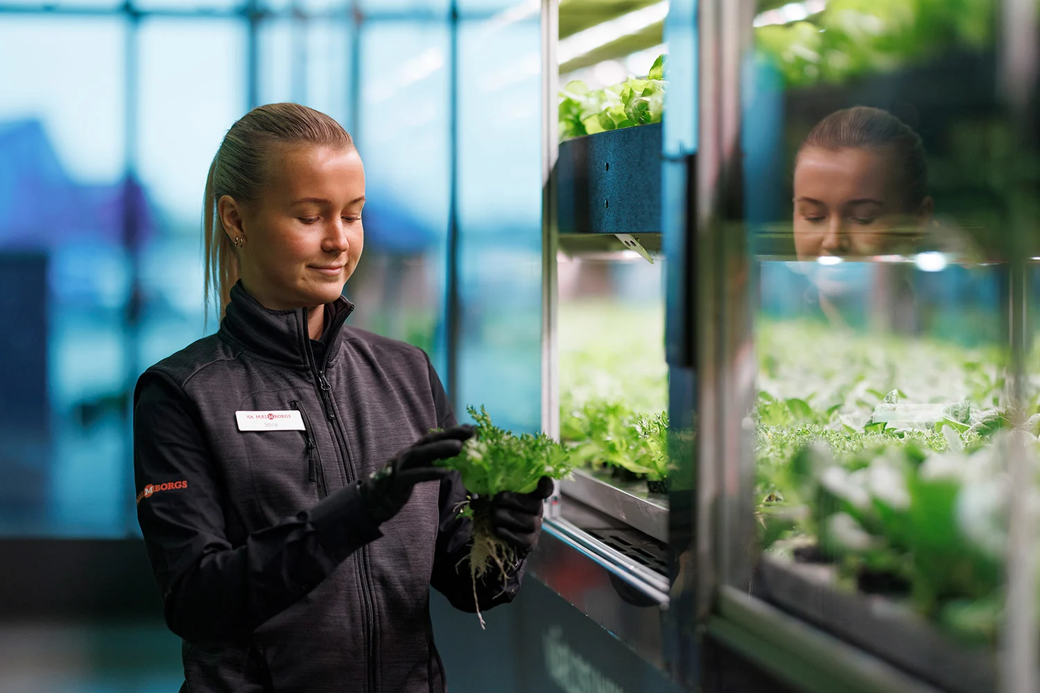Medarbejder hos ICA Kvantum Emporia viser grønt frem.