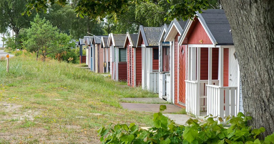 Badehytter i Ystad i forskellige farver.