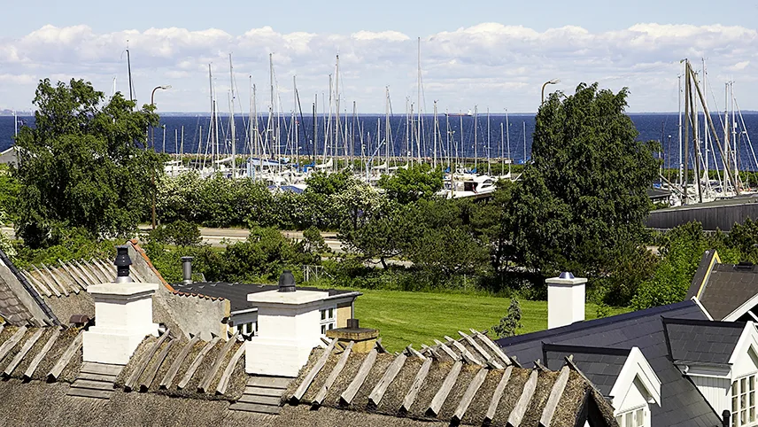 Utsikt över hamnen och havet från Skovshoved Hotel.