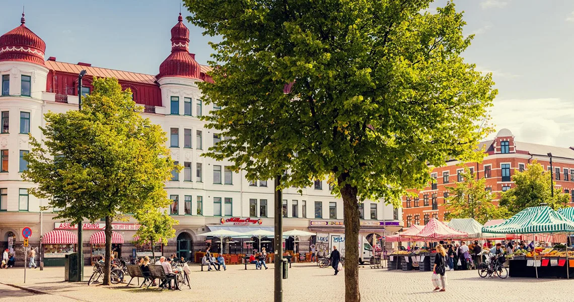 Möllevångstorget i Malmø med træer og udeservering.