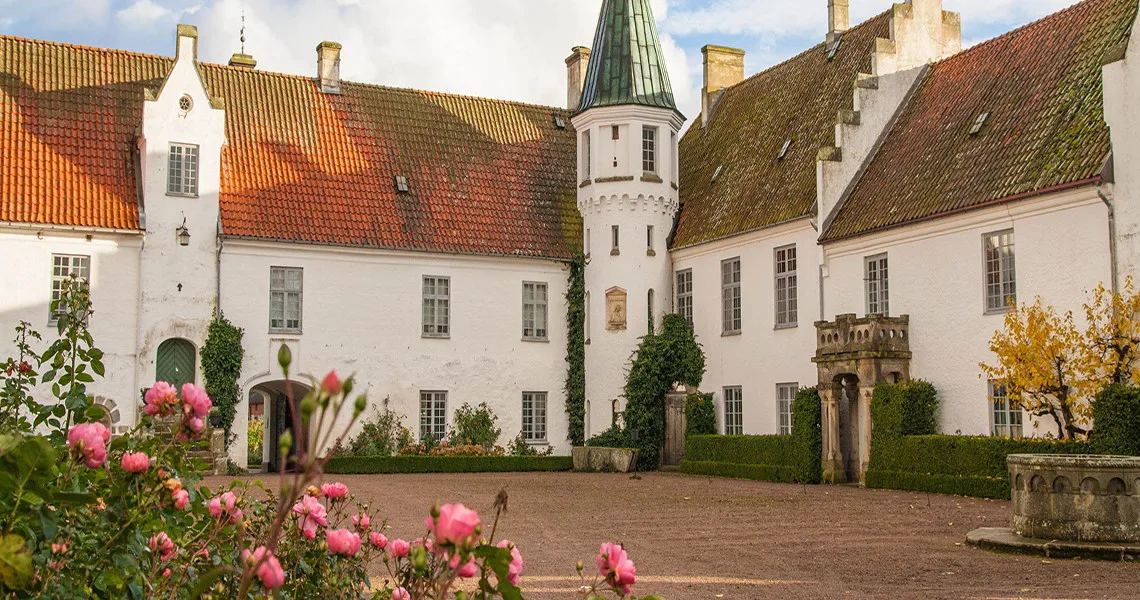 Gårdspladsen med hvide facader på Bosjökloster.