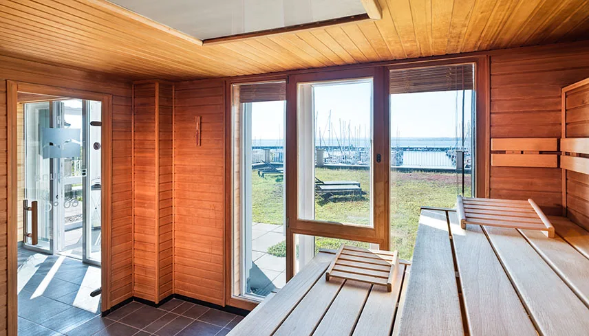Bild från hotellets bastu med utsikt över hamnen.