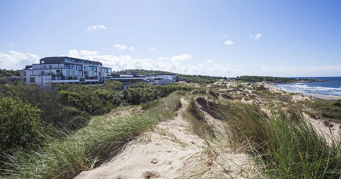 Strand med Hotel Tylösand i baggrunden.