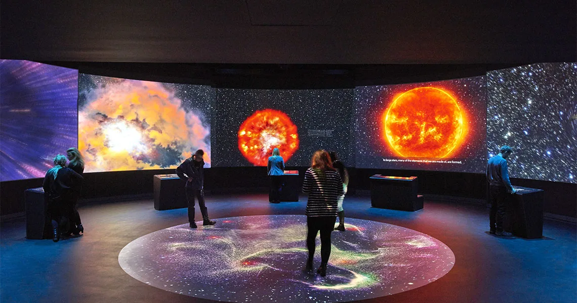 Utställning med stora bildskärmar på Planetarium i Köpenhamn, 