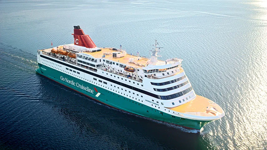 Ett av Go Nordic Cruiselines fartyg ute på öppet hav.