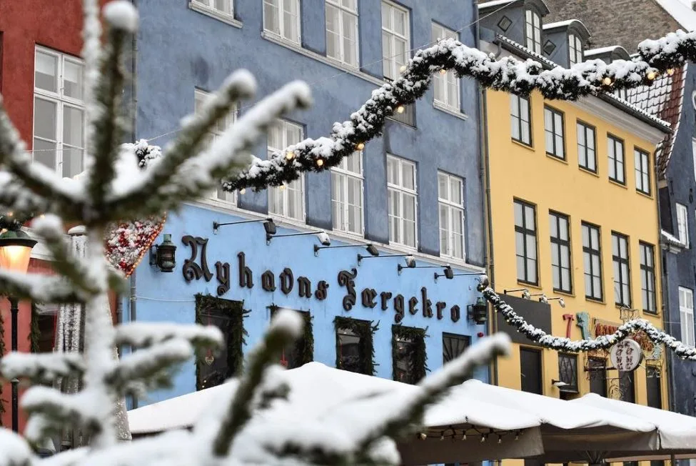 Framsidan på Nyhavns Faergekro med snö.