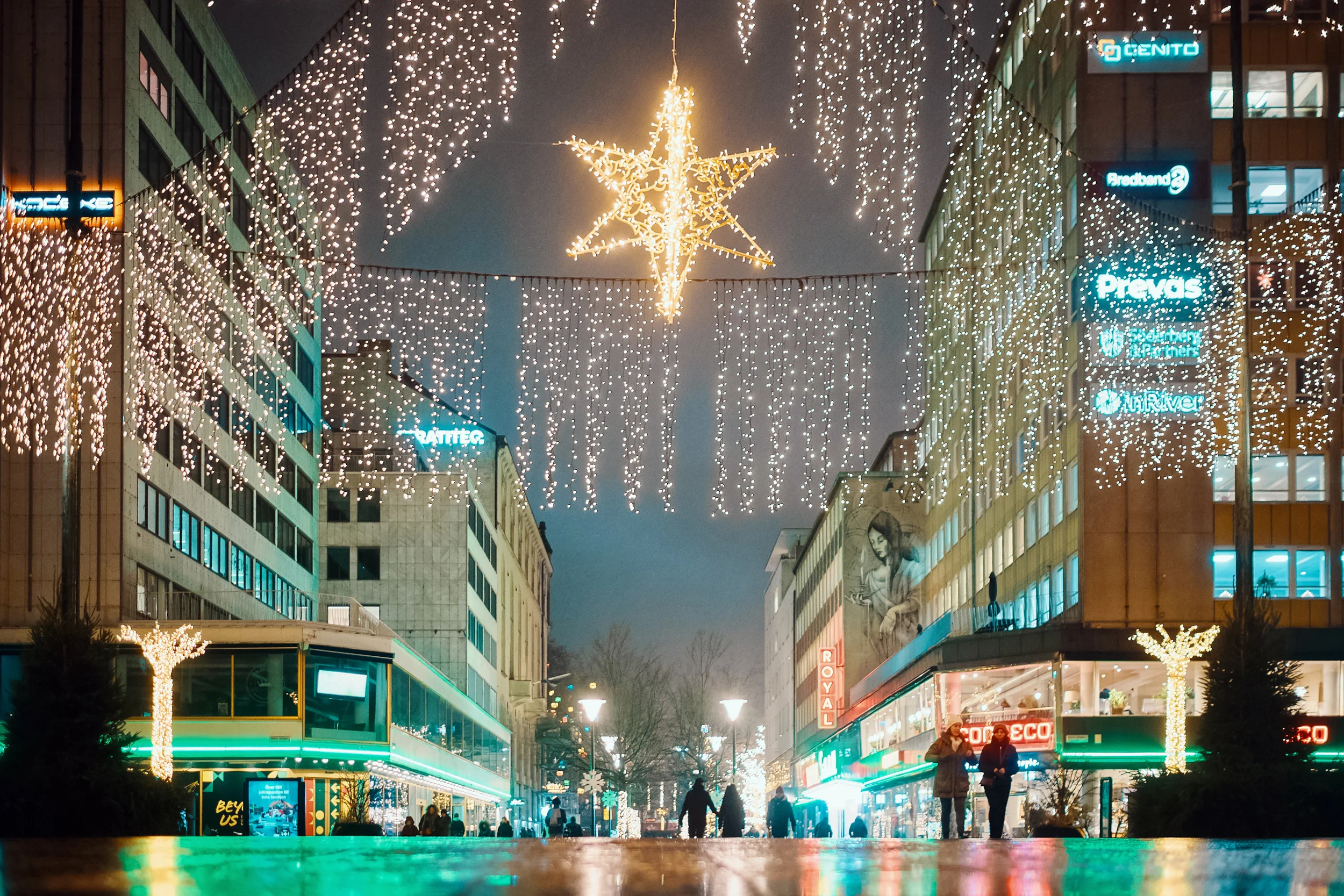 Smukke julelys i Malmø Centrum henover en gade. 
